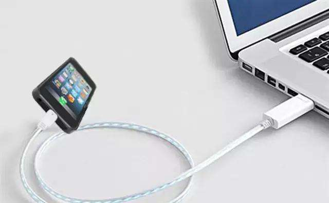 上班時，是用電腦USB數(shù)據(jù)線充電好還是用充電器充電好呢？深圳飛天鷹充電器廠家給您建議。